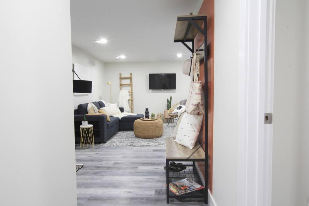 Executive Bsmt Suite, King Bed, 5 Min To Dt & Whyte Ave, Sleeps 6! Apartment Edmonton