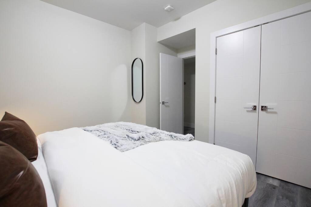 Executive Bsmt Suite, King Bed, 5 Min To Dt & Whyte Ave, Sleeps 6! * Edmonton
