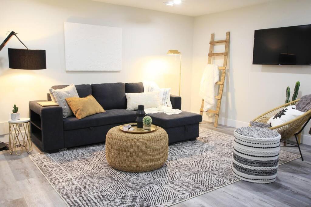 Executive Bsmt Suite, King Bed, 5 Min To Dt & Whyte Ave, Sleeps 6! * Edmonton