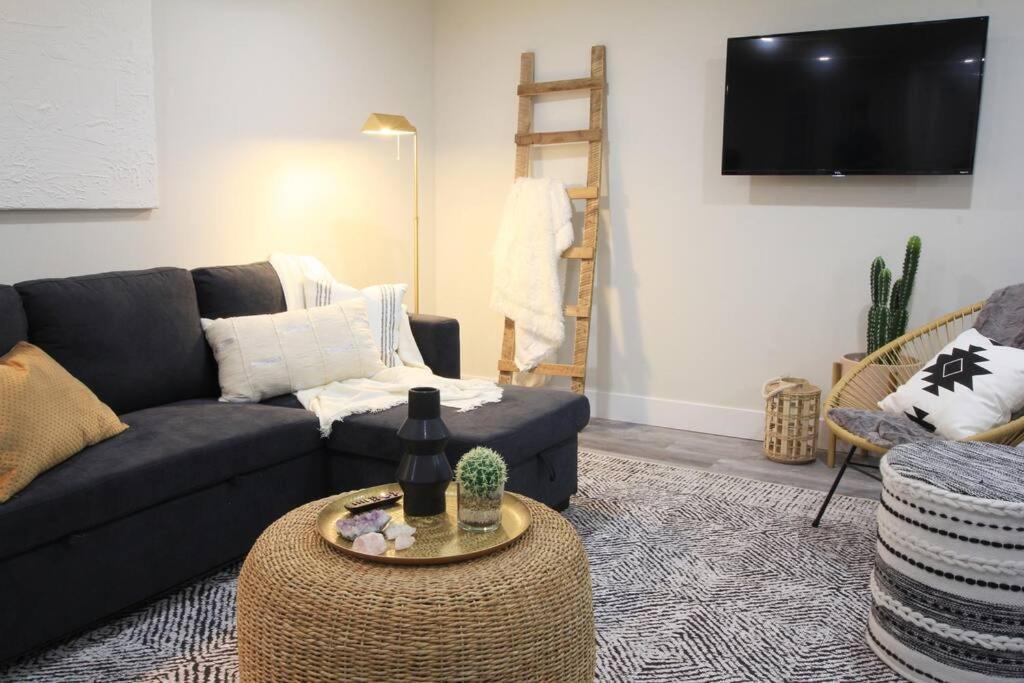Apartment Executive Bsmt Suite, King Bed, 5 Min To Dt & Whyte Ave, Sleeps 6!