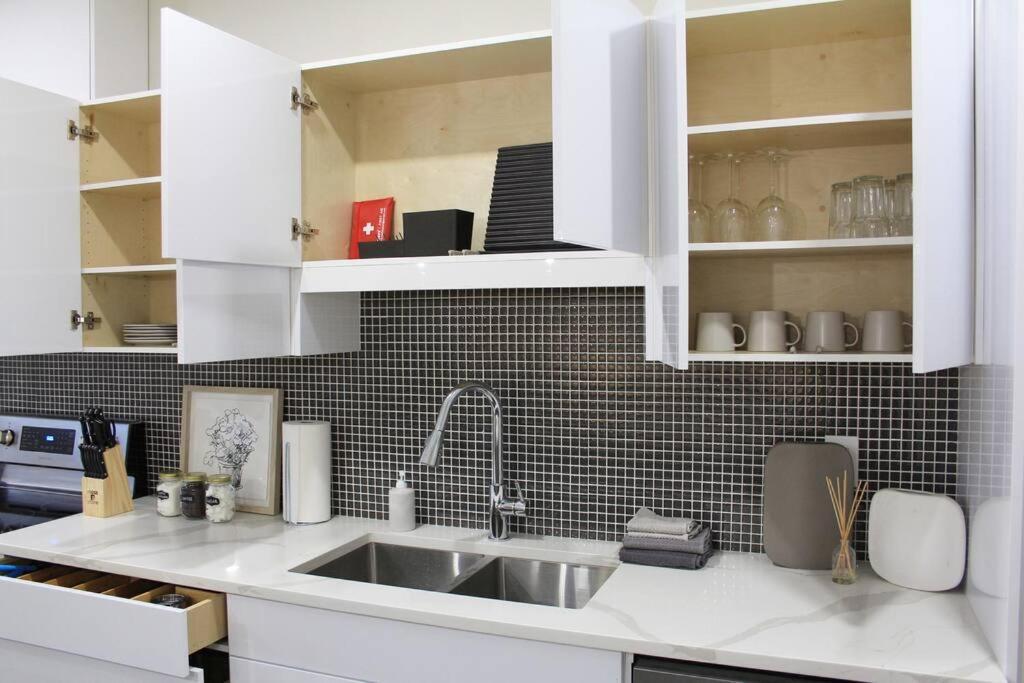 Executive Bsmt Suite, King Bed, 5 Min To Dt & Whyte Ave, Sleeps 6! *