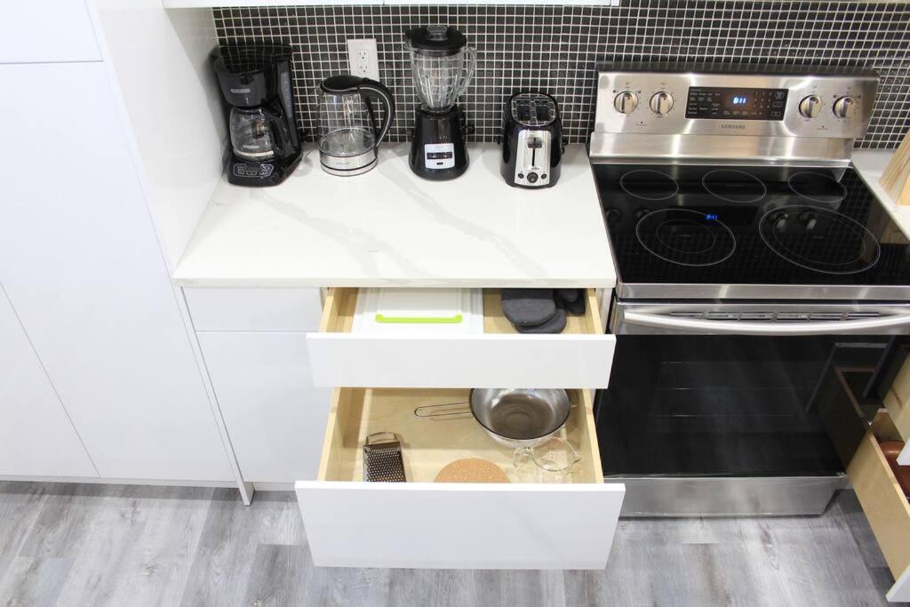 Executive Bsmt Suite, King Bed, 5 Min To Dt & Whyte Ave, Sleeps 6! Apartment