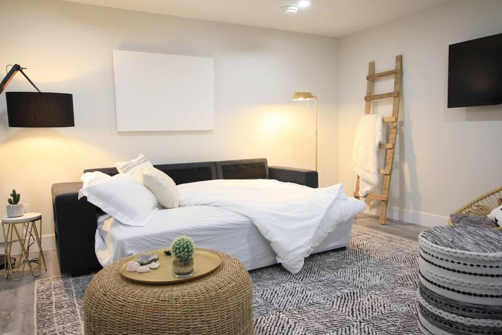 Executive Bsmt Suite, King Bed, 5 Min To Dt & Whyte Ave, Sleeps 6! Apartment Edmonton