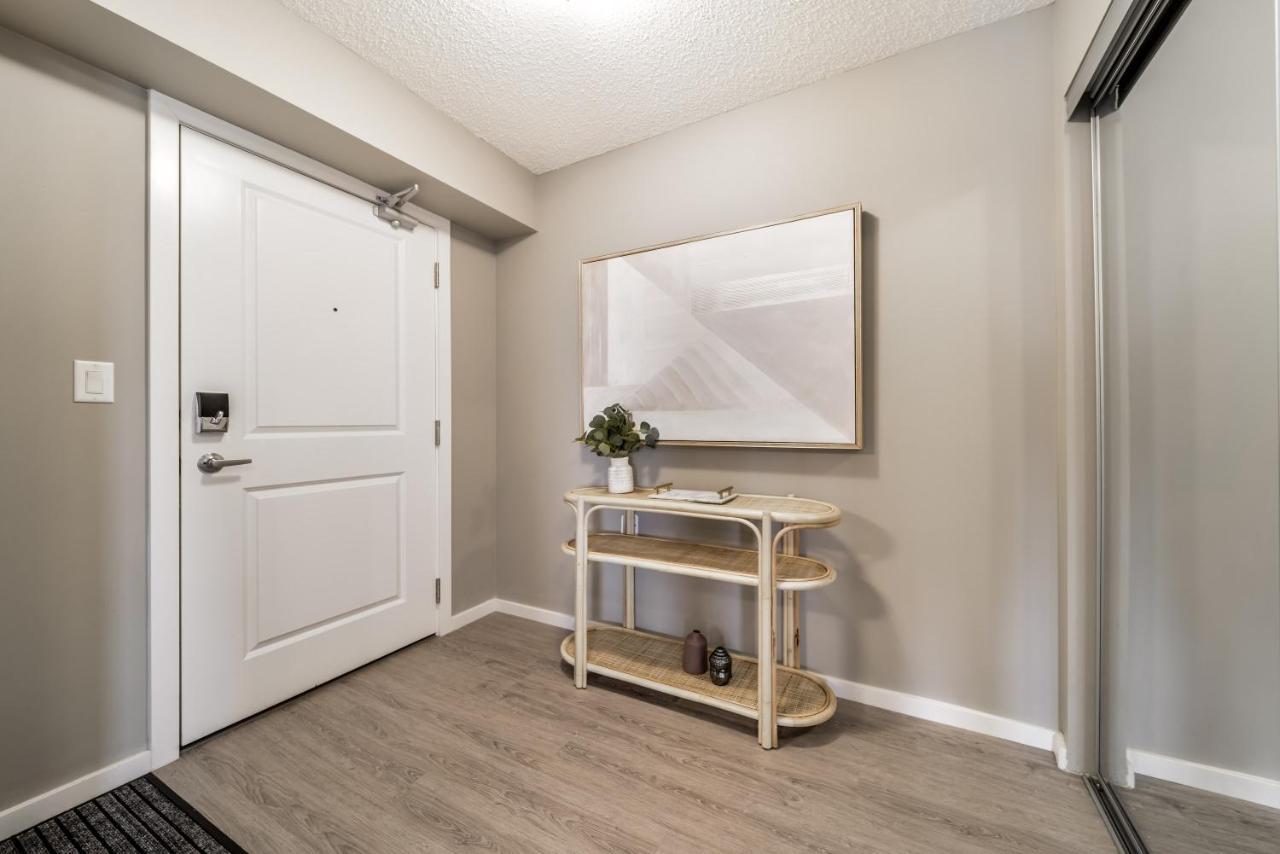 Apartment Peaceful Oasis Condo, Ac, Floor, Secure Ug Parking, Balcony, King Bed! *