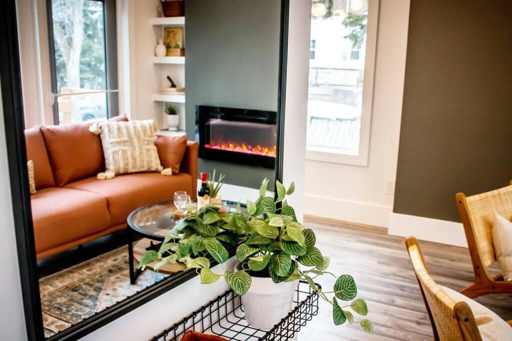 ✦chic Haven✦3br Near Dt & Wem, King Bed, Trails, Fast Wifi, Sleeps 6!