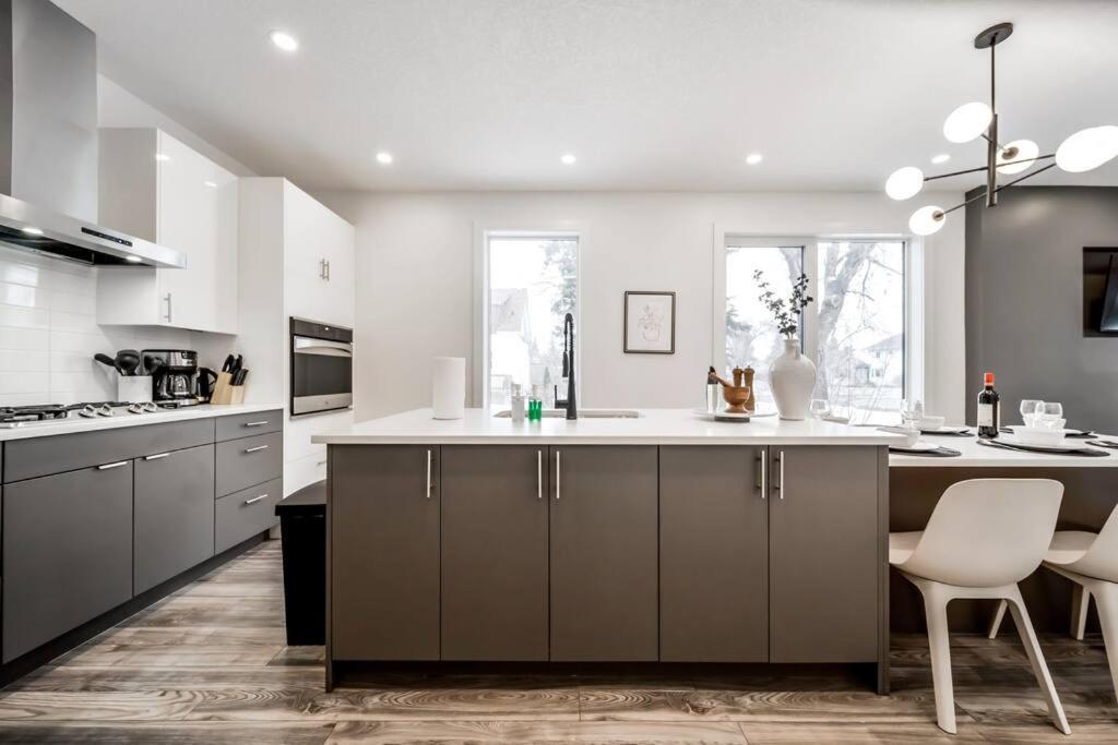 ✦chic Haven✦3br Near Dt & Wem, King Bed, Trails, Fast Wifi, Sleeps 6!