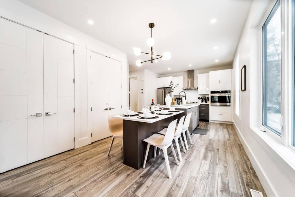 ✦chic Haven✦3br Near Dt & Wem, King Bed, Trails, Fast Wifi, Sleeps 6! Holiday home Edmonton