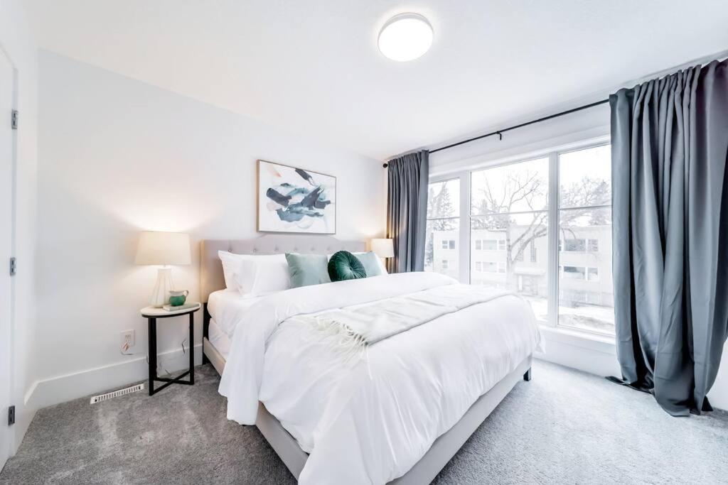 Holiday home ✦chic Haven✦3br Near Dt & Wem, King Bed, Trails, Fast Wifi, Sleeps 6! Edmonton
