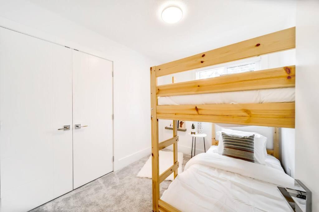 Holiday home ✦chic Haven✦3br Near Dt & Wem, King Bed, Trails, Fast Wifi, Sleeps 6! *
