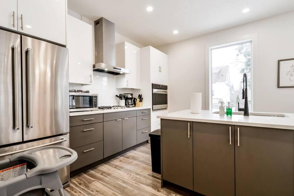 ✦chic Haven✦3br Near Dt & Wem, King Bed, Trails, Fast Wifi, Sleeps 6! * Edmonton