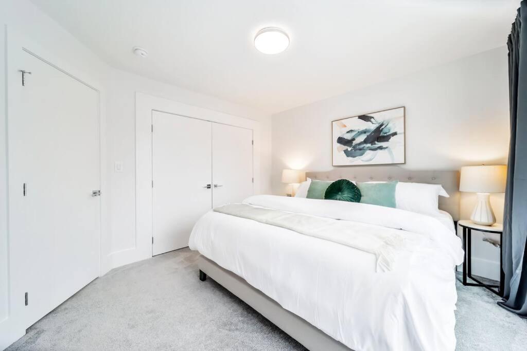 Holiday home ✦chic Haven✦3br Near Dt & Wem, King Bed, Trails, Fast Wifi, Sleeps 6! Edmonton