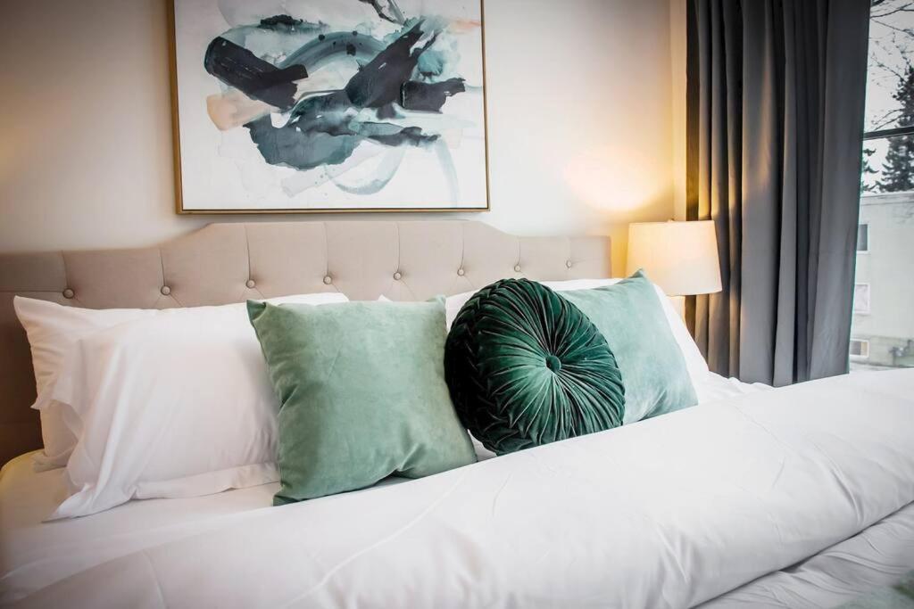 Holiday home ✦chic Haven✦3br Near Dt & Wem, King Bed, Trails, Fast Wifi, Sleeps 6! *