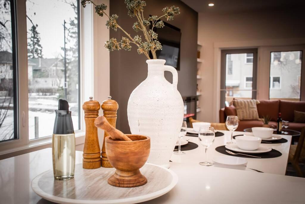 Holiday home ✦chic Haven✦3br Near Dt & Wem, King Bed, Trails, Fast Wifi, Sleeps 6!