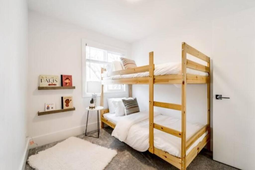 Holiday home ✦chic Haven✦3br Near Dt & Wem, King Bed, Trails, Fast Wifi, Sleeps 6! Edmonton