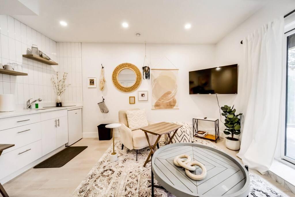 The Nook & Cranny Bsmt Suite, Near Wem & Dt, Fast Wifi! Sleeps 4 * Edmonton
