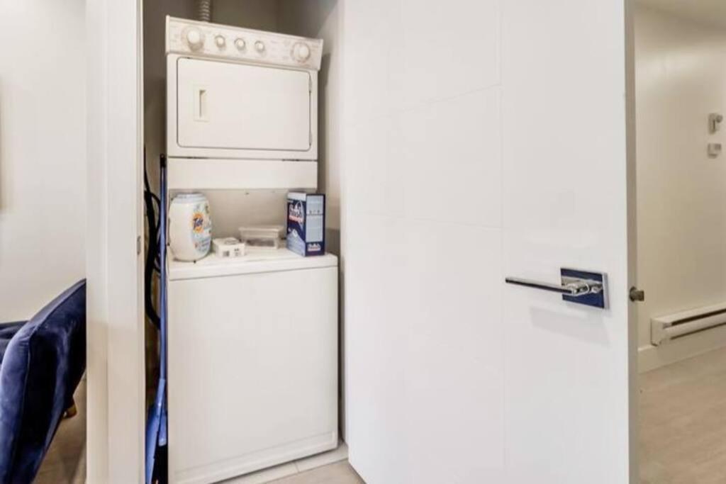 The Nook & Cranny Bsmt Suite, Near Wem & Dt, Fast Wifi! Sleeps 4 Apartment Edmonton