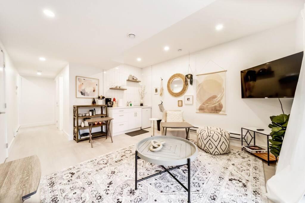 The Nook & Cranny Bsmt Suite, Near Wem & Dt, Fast Wifi! Sleeps 4 Apartment Edmonton