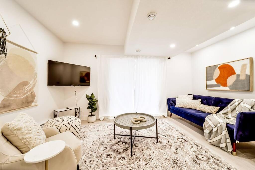 The Nook & Cranny Bsmt Suite, Near Wem & Dt, Fast Wifi! Sleeps 4 * Edmonton