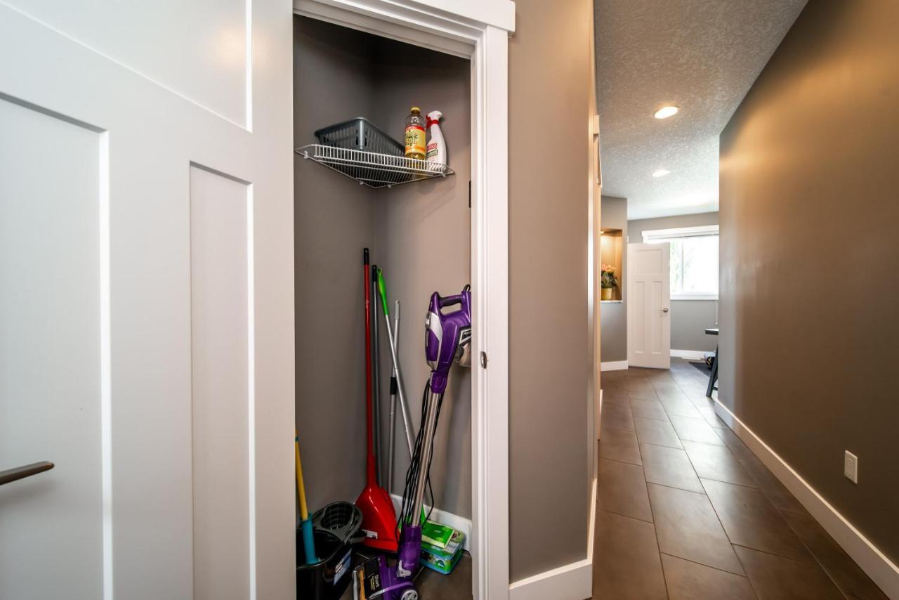 Amazing Luxe Home, Ac, Huge Yard, Firepit, Pet Friendly, Sleeps 10!