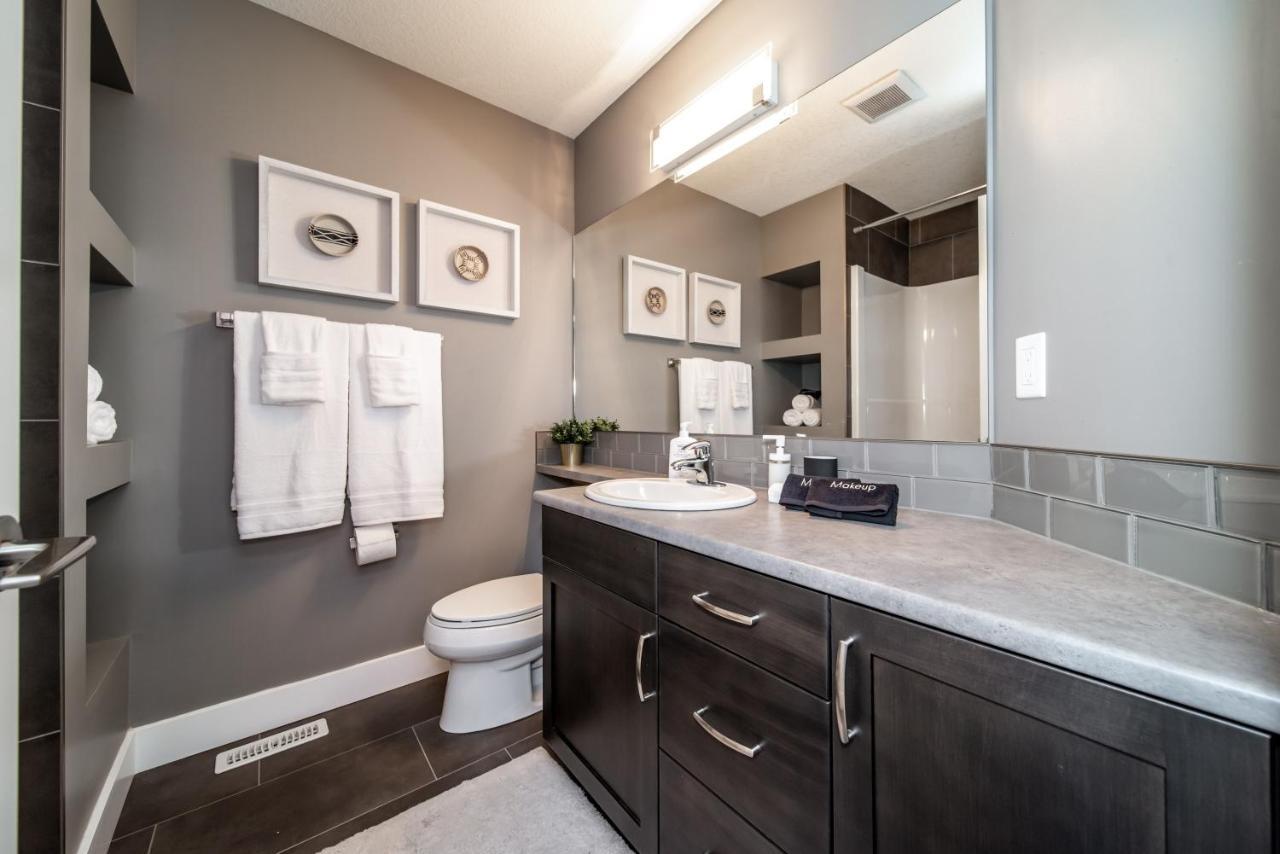 Amazing Luxe Home, Ac, Huge Yard, Firepit, Pet Friendly, Sleeps 10! * Edmonton