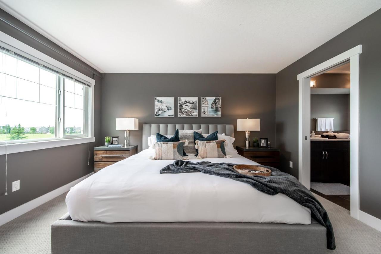 Amazing Luxe Home, Ac, Huge Yard, Firepit, Pet Friendly, Sleeps 10! Holiday home *