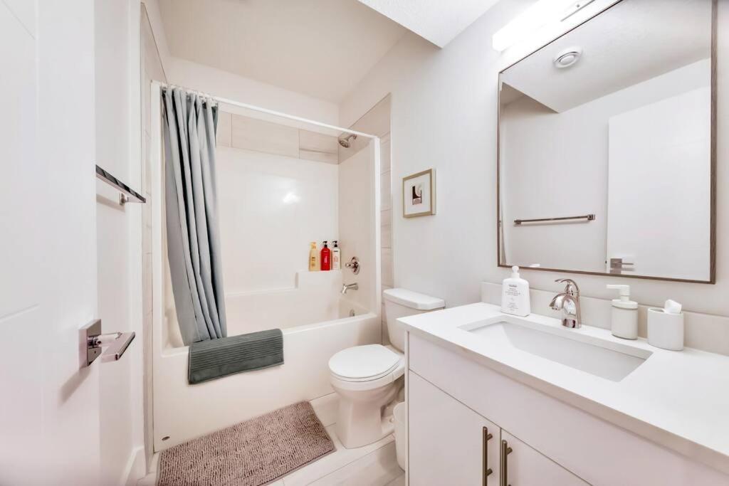 Apartment The Nook & Cranny Bsmt Suite, Near Wem & Dt, Fast Wifi! Sleeps 4 *