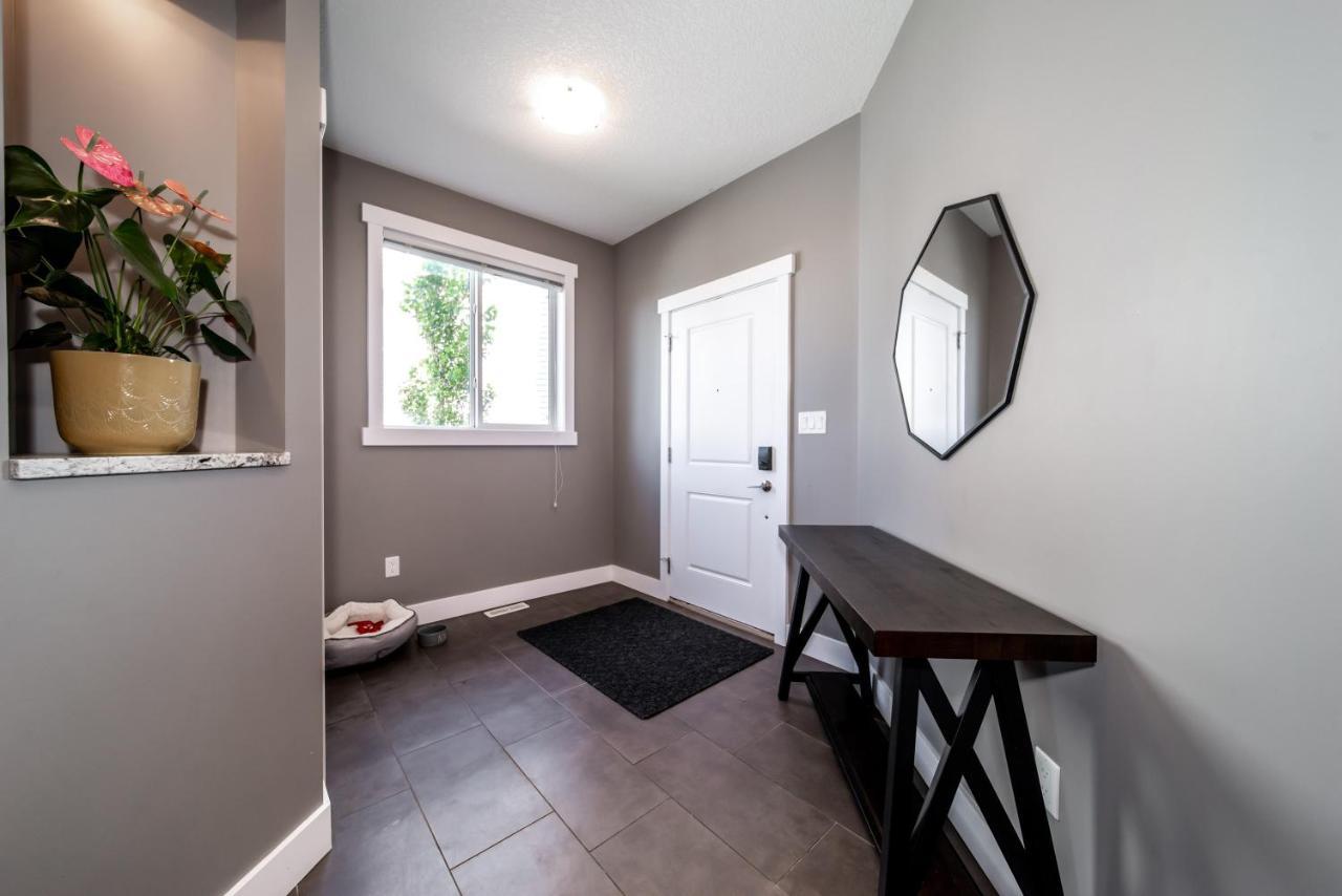 Amazing Luxe Home, Ac, Huge Yard, Firepit, Pet Friendly, Sleeps 10! Edmonton