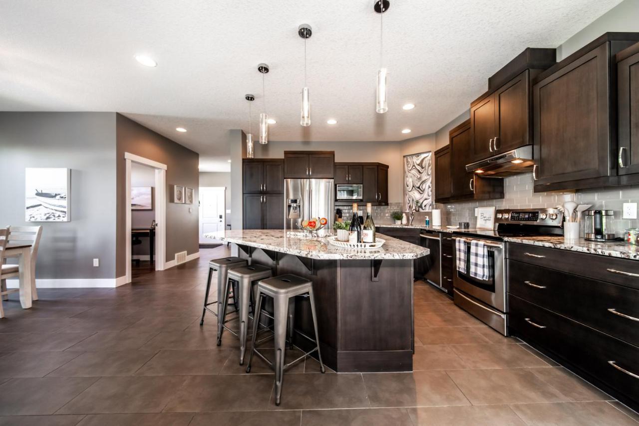 Amazing Luxe Home, Ac, Huge Yard, Firepit, Pet Friendly, Sleeps 10! Holiday home Edmonton