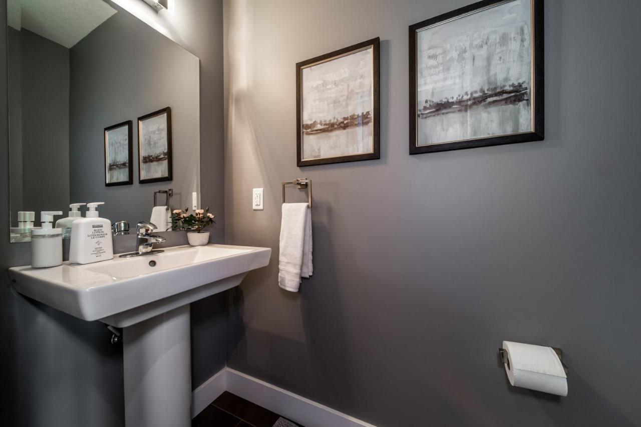 Amazing Luxe Home, Ac, Huge Yard, Firepit, Pet Friendly, Sleeps 10! * Edmonton