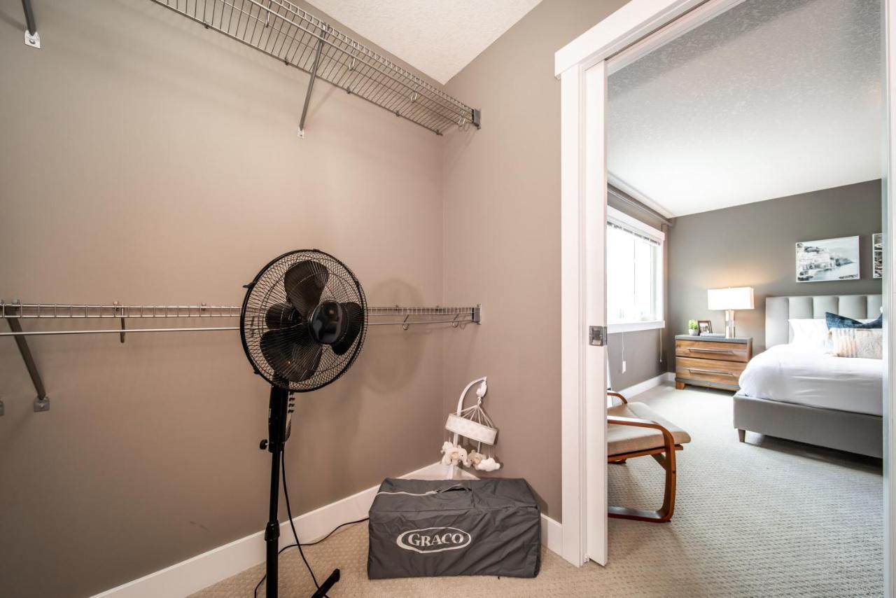 Amazing Luxe Home, Ac, Huge Yard, Firepit, Pet Friendly, Sleeps 10! * Edmonton
