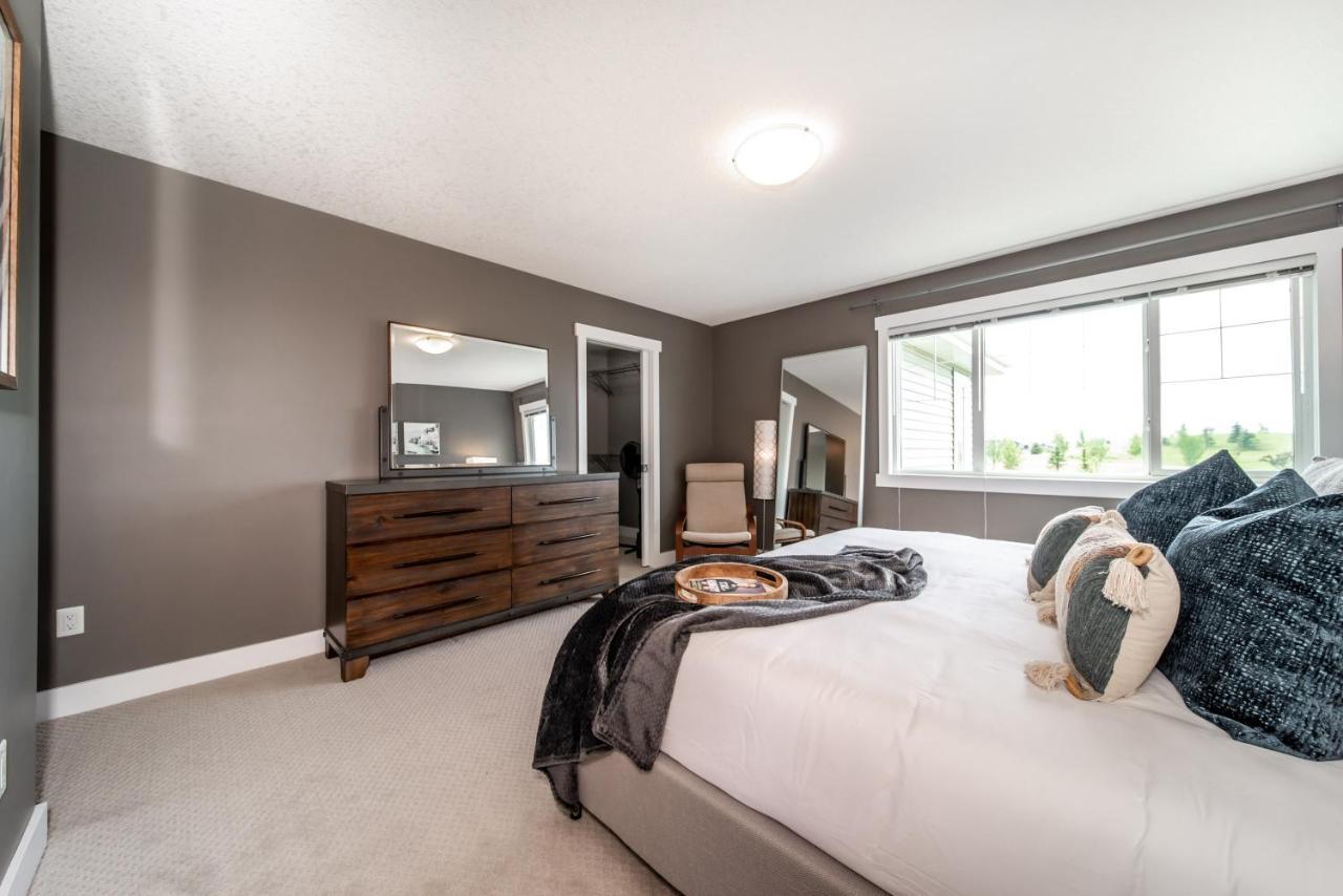 Amazing Luxe Home, Ac, Huge Yard, Firepit, Pet Friendly, Sleeps 10! * Edmonton