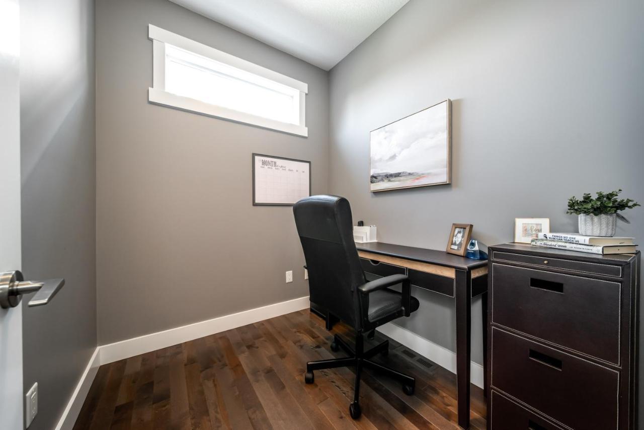 Amazing Luxe Home, Ac, Huge Yard, Firepit, Pet Friendly, Sleeps 10! Holiday home Edmonton