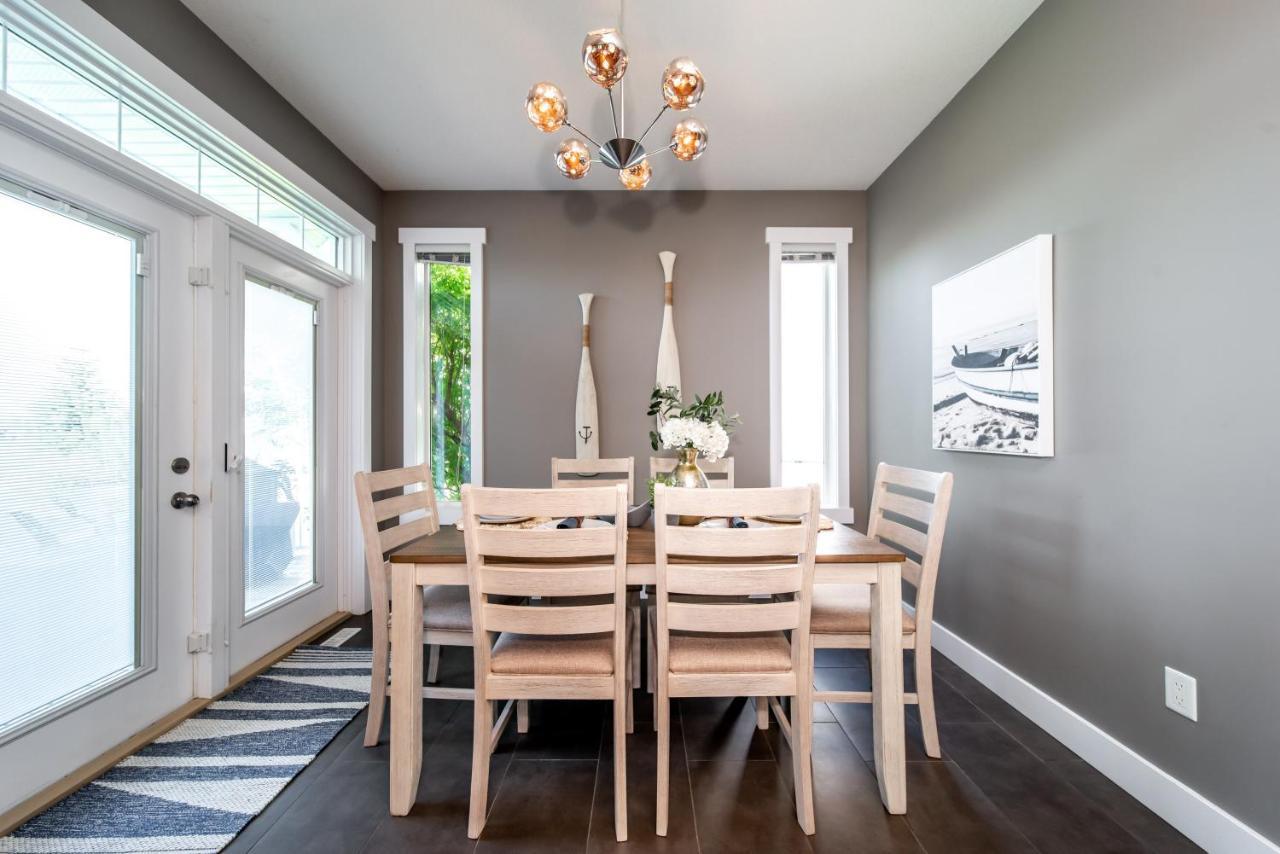 Amazing Luxe Home, Ac, Huge Yard, Firepit, Pet Friendly, Sleeps 10! * Edmonton