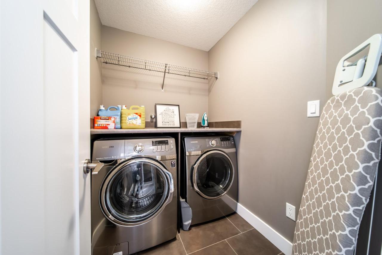 Amazing Luxe Home, Ac, Huge Yard, Firepit, Pet Friendly, Sleeps 10! *