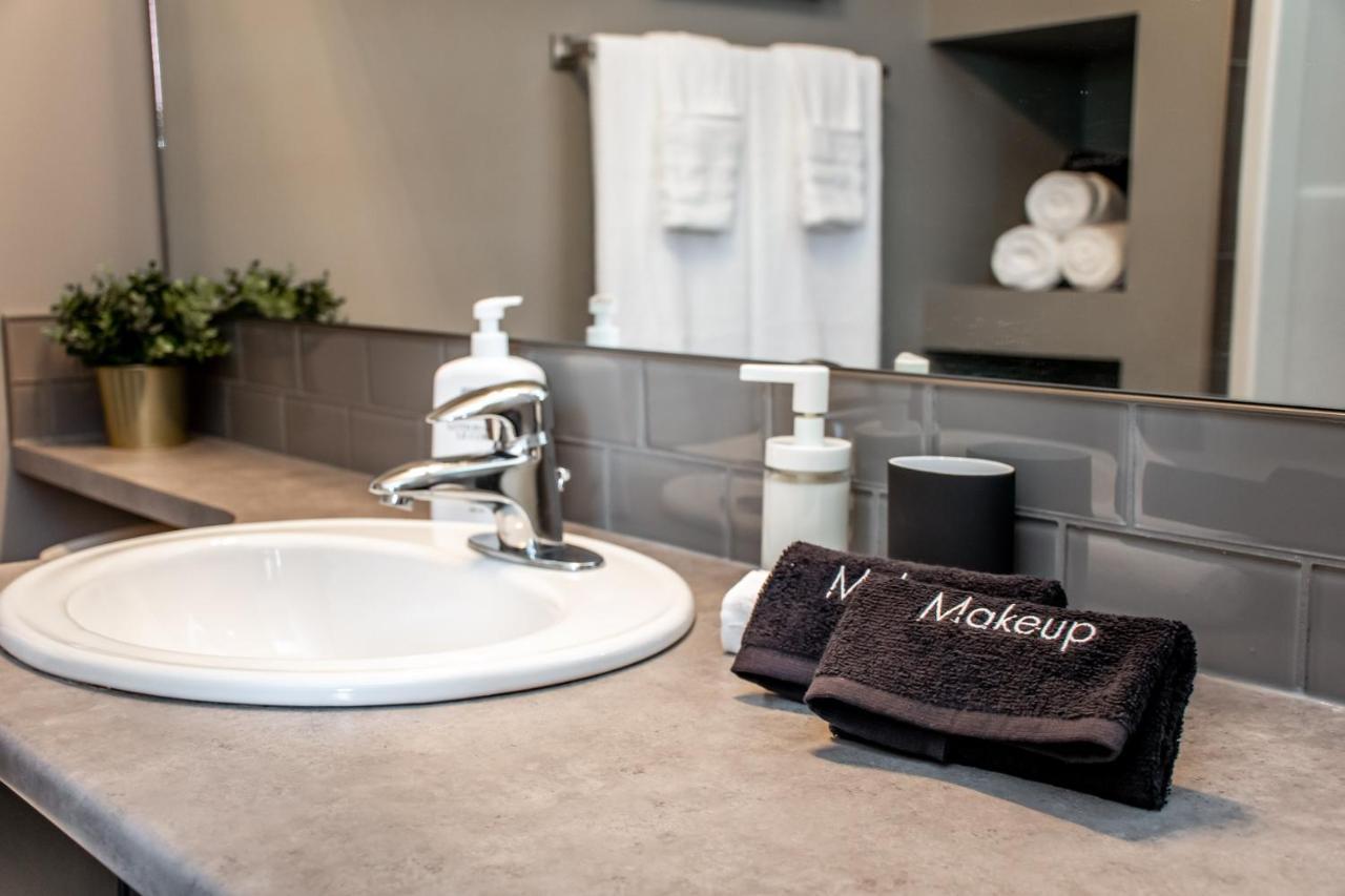 Amazing Luxe Home, Ac, Huge Yard, Firepit, Pet Friendly, Sleeps 10! Holiday home Edmonton