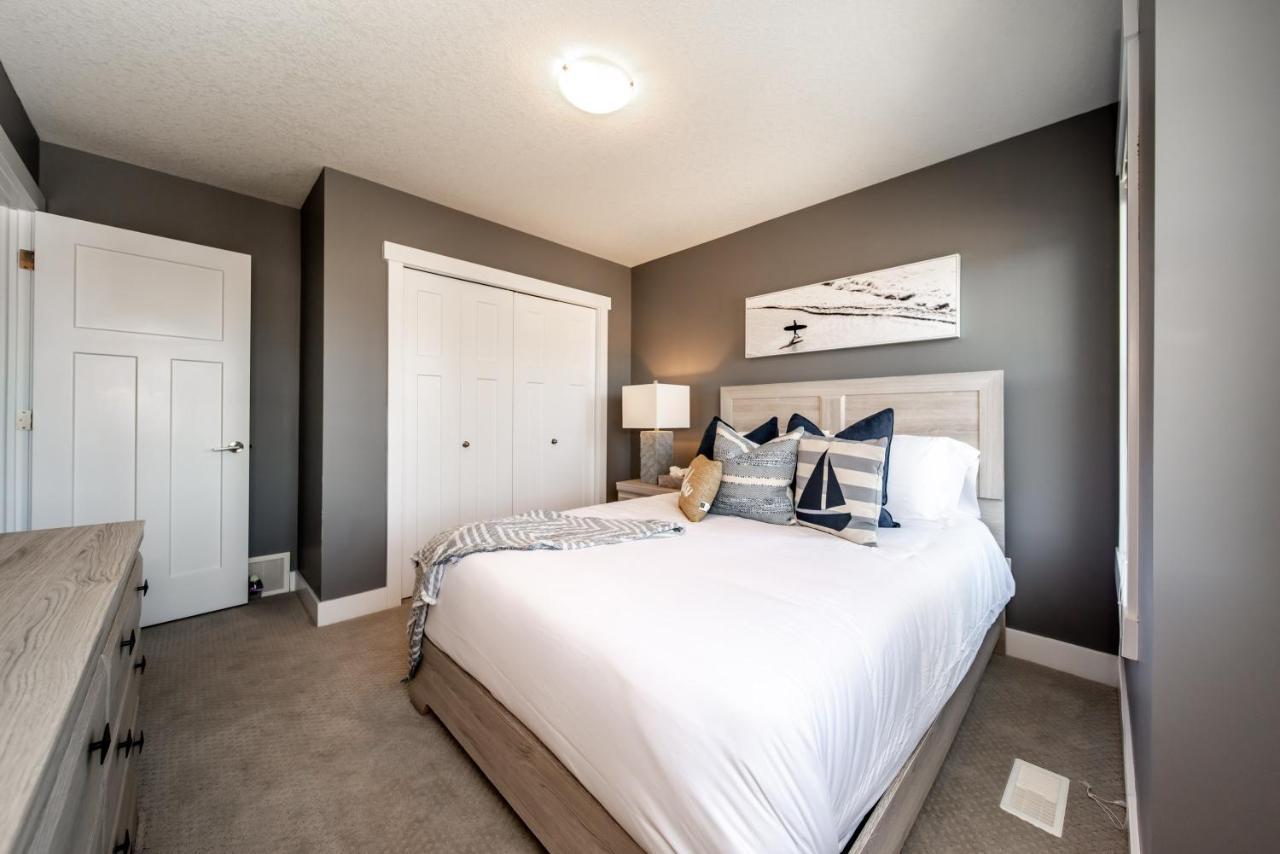 Amazing Luxe Home, Ac, Huge Yard, Firepit, Pet Friendly, Sleeps 10! Edmonton