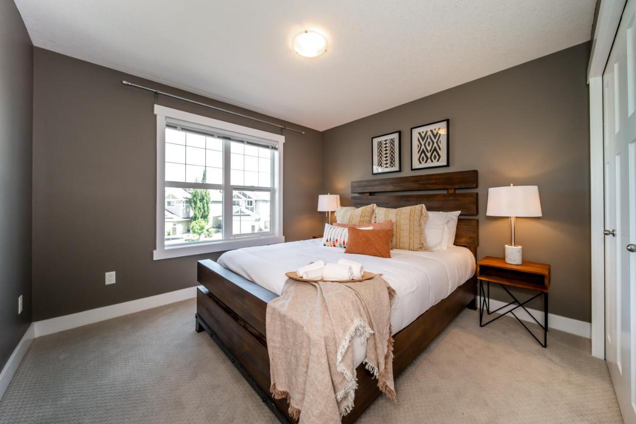 Amazing Luxe Home, Ac, Huge Yard, Firepit, Pet Friendly, Sleeps 10! Holiday home Edmonton