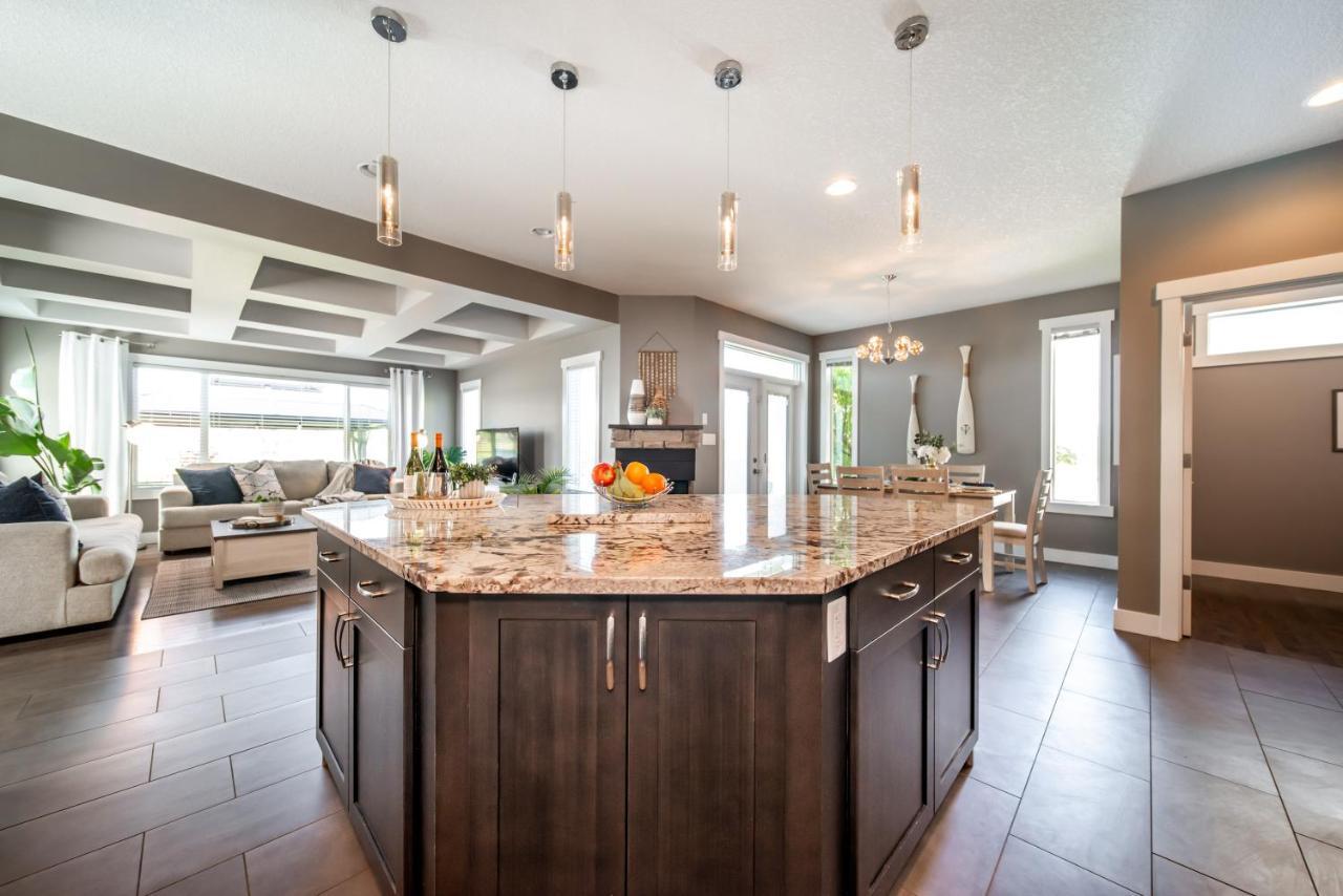 Amazing Luxe Home, Ac, Huge Yard, Firepit, Pet Friendly, Sleeps 10!