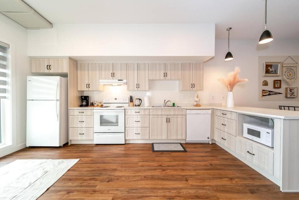 Apartment Modern Country Retreat, 5 Min To Dt & Rogers Place, Secure Ug Parking, Long Stays, Fast Wifi *
