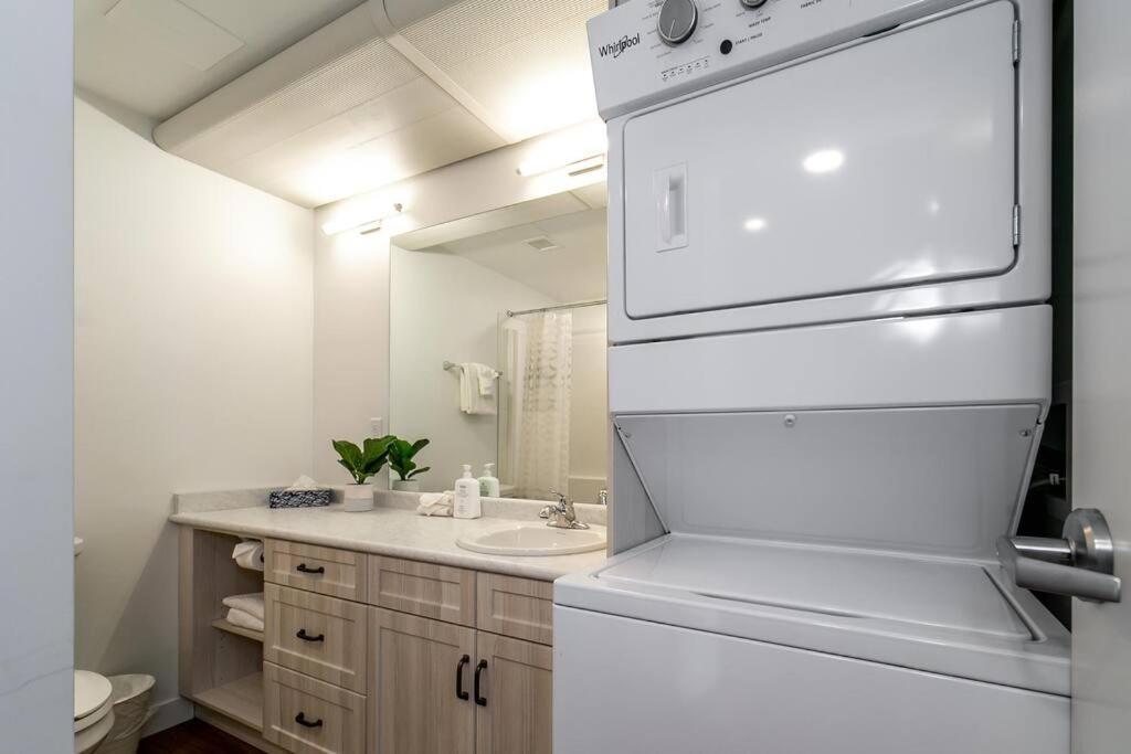 Modern Country Retreat, 5 Min To Dt & Rogers Place, Secure Ug Parking, Long Stays, Fast Wifi * Edmonton
