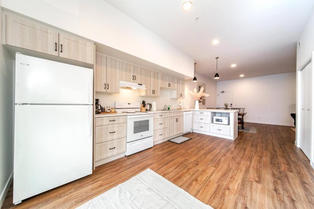 Modern Country Retreat, 5 Min To Dt & Rogers Place, Secure Ug Parking, Long Stays, Fast Wifi Apartment