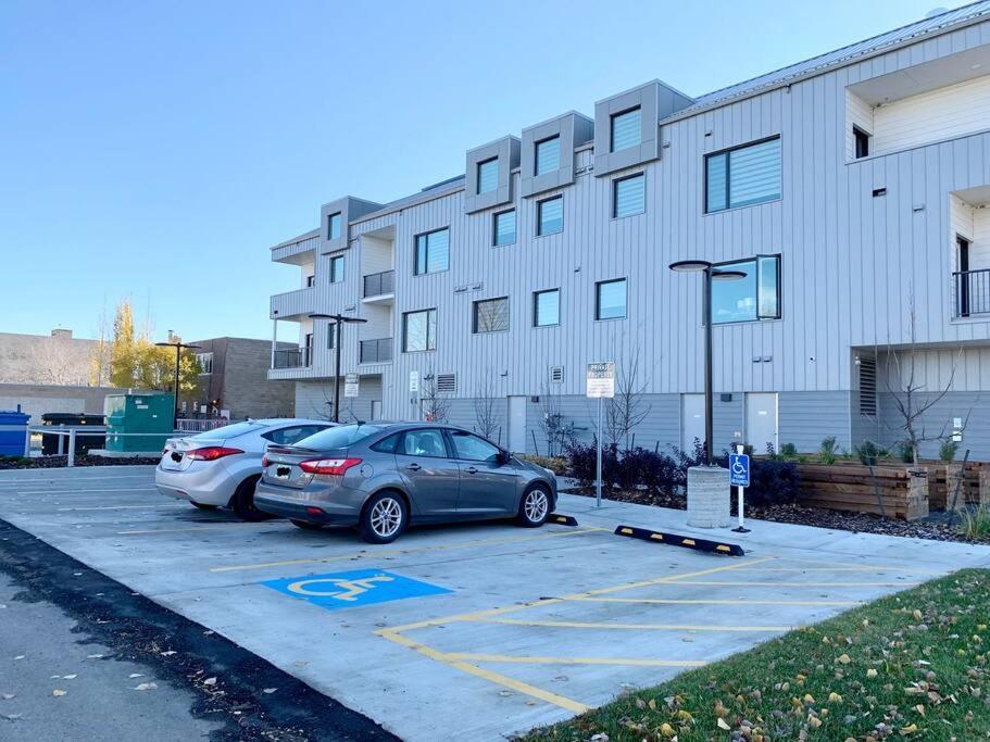 Modern Country Retreat, 5 Min To Dt & Rogers Place, Secure Ug Parking, Long Stays, Fast Wifi
