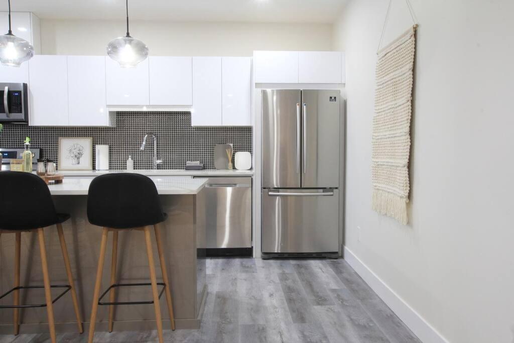 Executive Bsmt Suite, King Bed, 5 Min To Dt & Whyte Ave, Sleeps 6! Edmonton