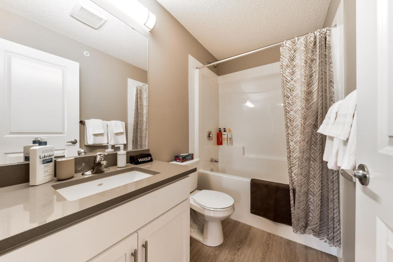 Peaceful Oasis Condo, Ac, Floor, Secure Ug Parking, Balcony, King Bed! * Edmonton