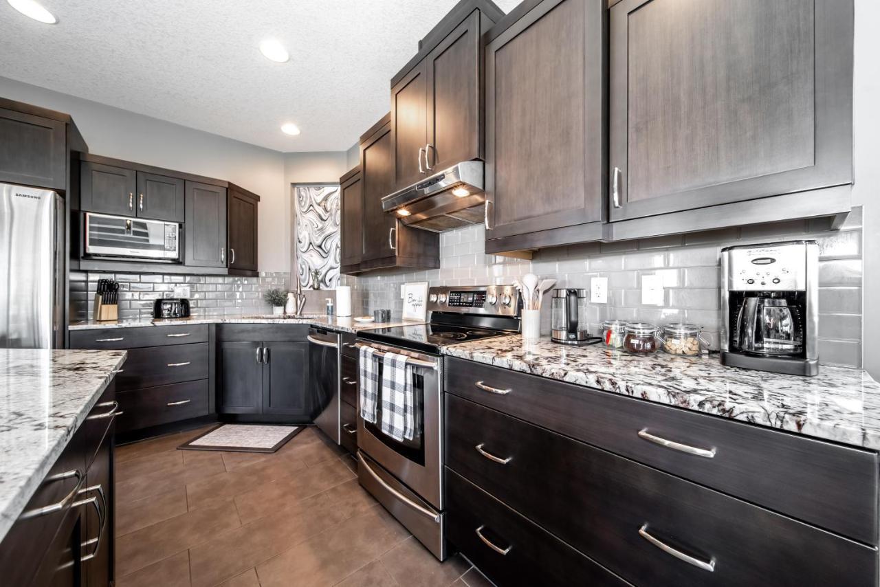 Amazing Luxe Home, Ac, Huge Yard, Firepit, Pet Friendly, Sleeps 10! * Edmonton