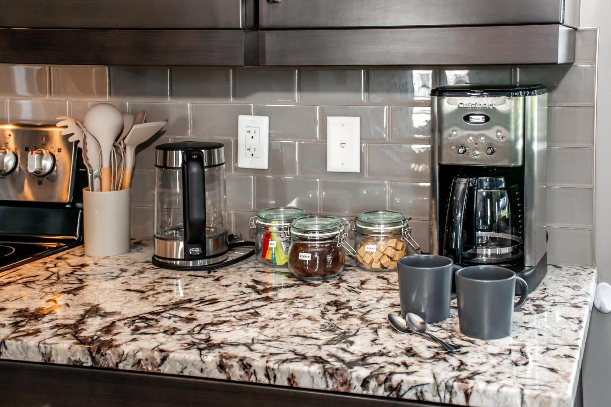 Amazing Luxe Home, Ac, Huge Yard, Firepit, Pet Friendly, Sleeps 10! Edmonton