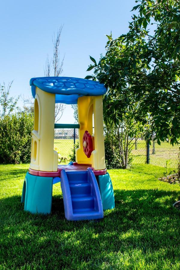 Amazing Luxe Home, Ac, Huge Yard, Firepit, Pet Friendly, Sleeps 10! Holiday home