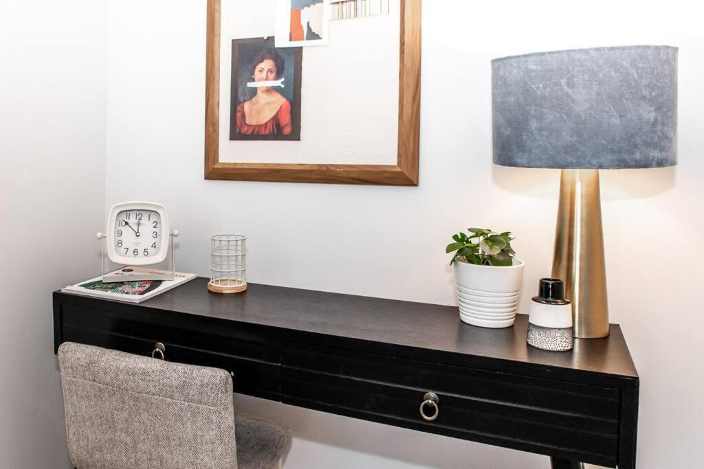 Modern Nordic Escape, 3br Near Wem & Dt, Aircon & Fireplace, Wifi, Sleeps 6! Holiday home Edmonton