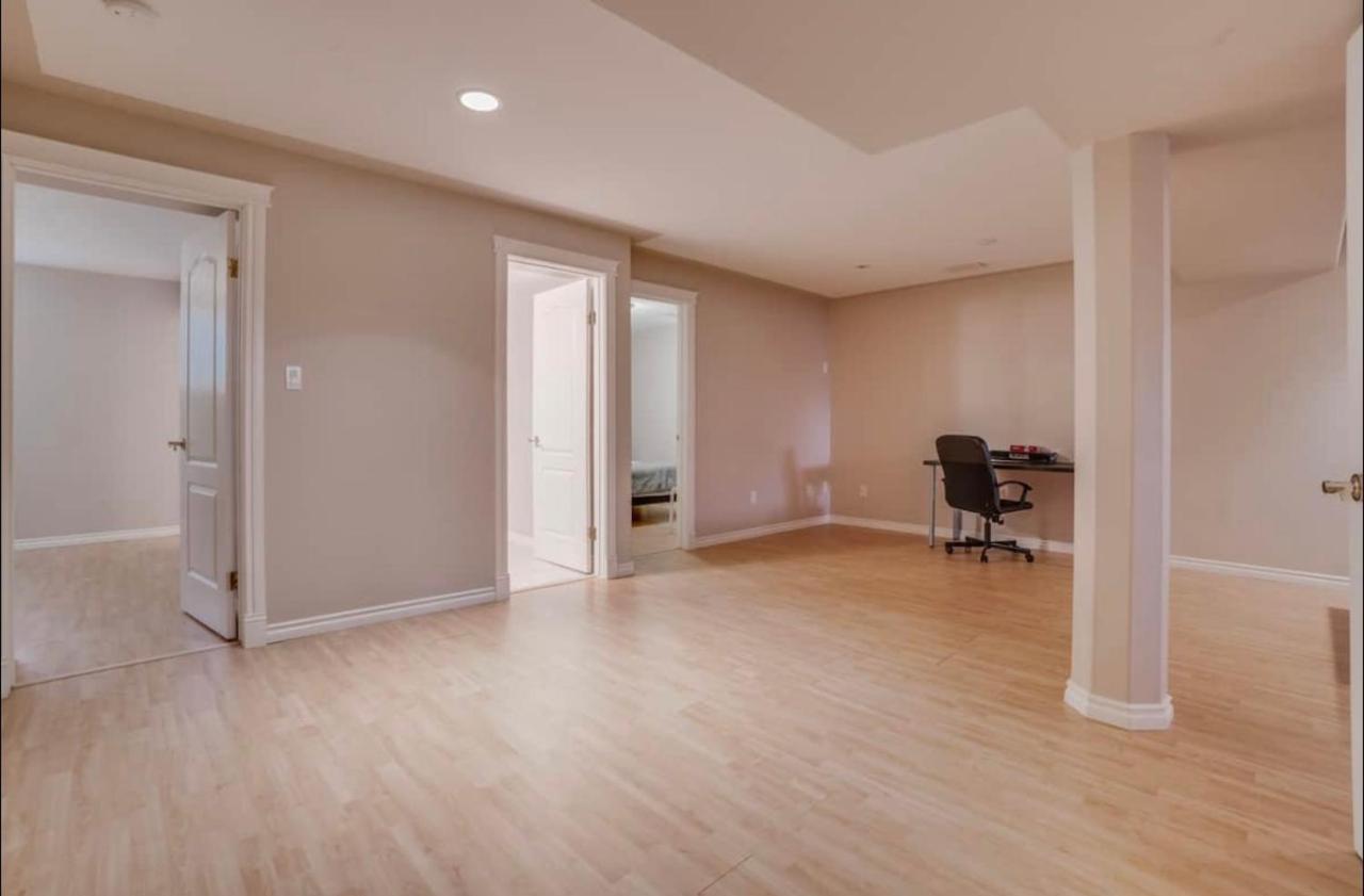Big Family W/ Deck, Ping Pong, Bbq & Garage Apartment Edmonton