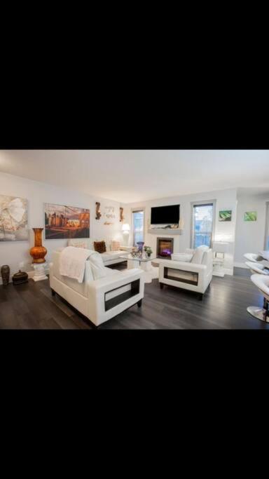 Cozy And Beautiful 3 Bedroom House Close To *